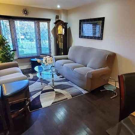 Beautiful House In Mississauga Apartment Exterior photo