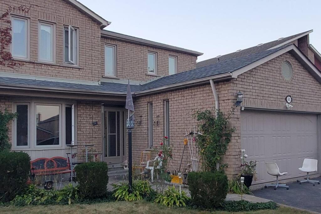 Beautiful House In Mississauga Apartment Exterior photo